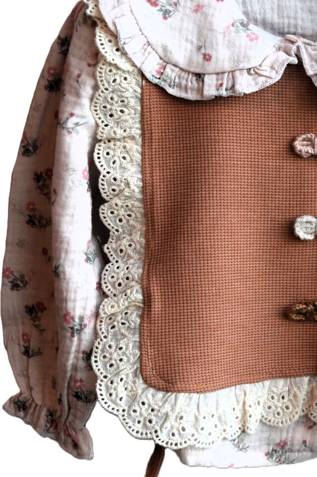 DENIM PANTOLON VE ÇİÇEKLİ GÖMLEK DETAYLI KIZ BEBEK TAKIM