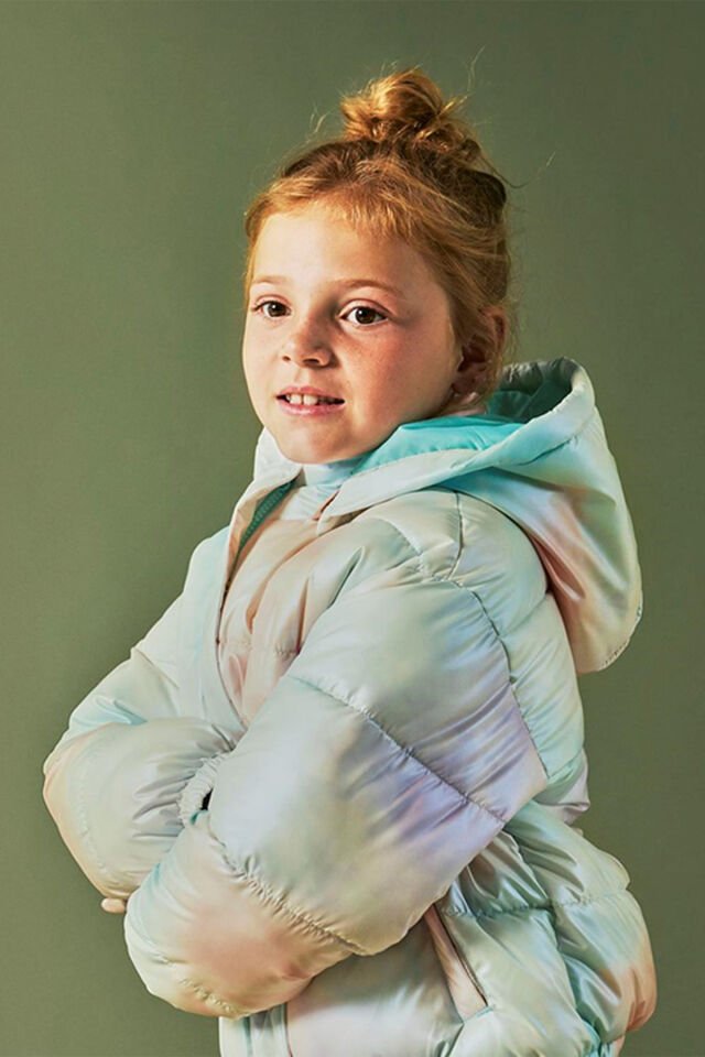 BATİK EFEKTLİ KAPÜŞON DETAYLI ŞİŞME KIZ ÇOCUK MONT