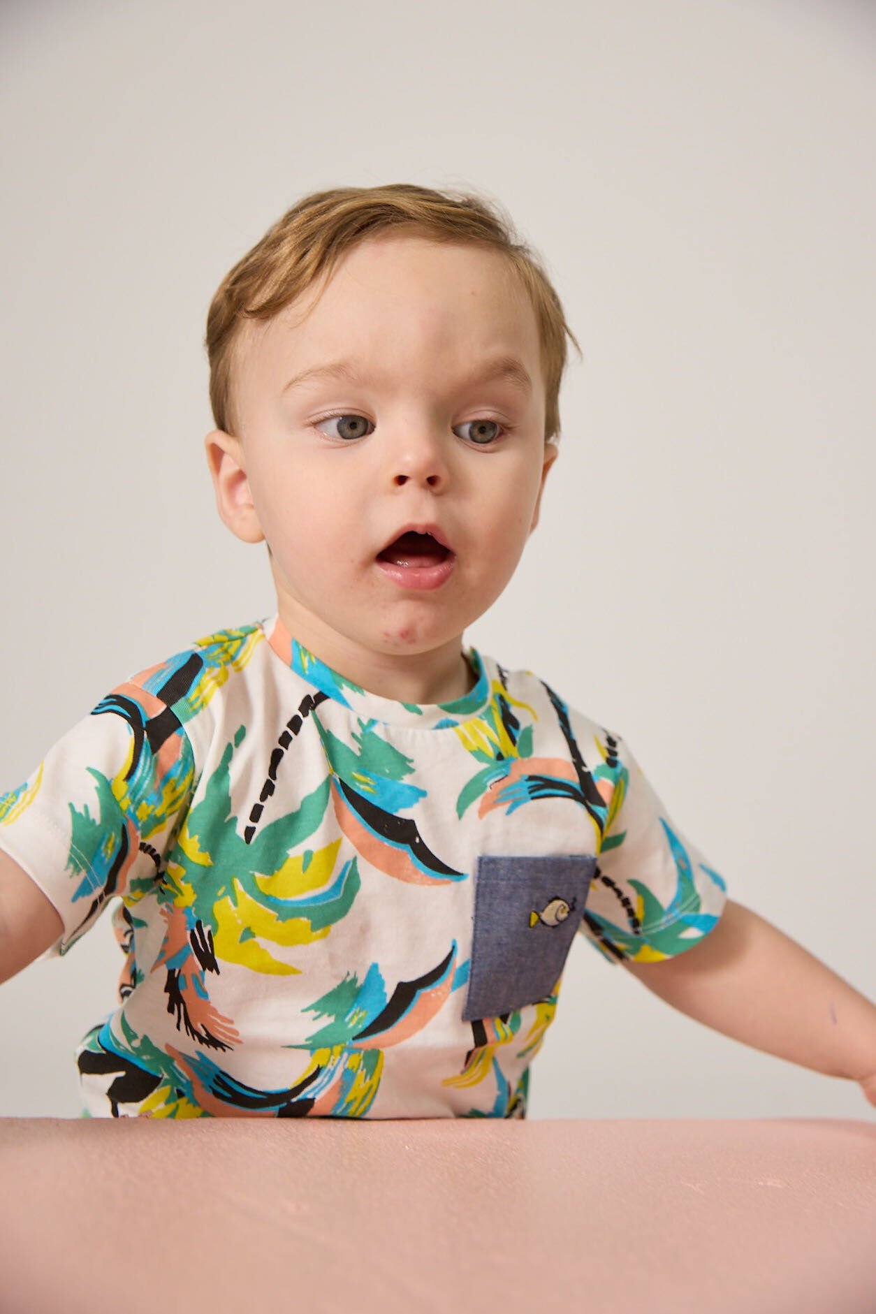 Renkli ve Desenli Cep Detaylı Erkek Çocuk T-Shirt