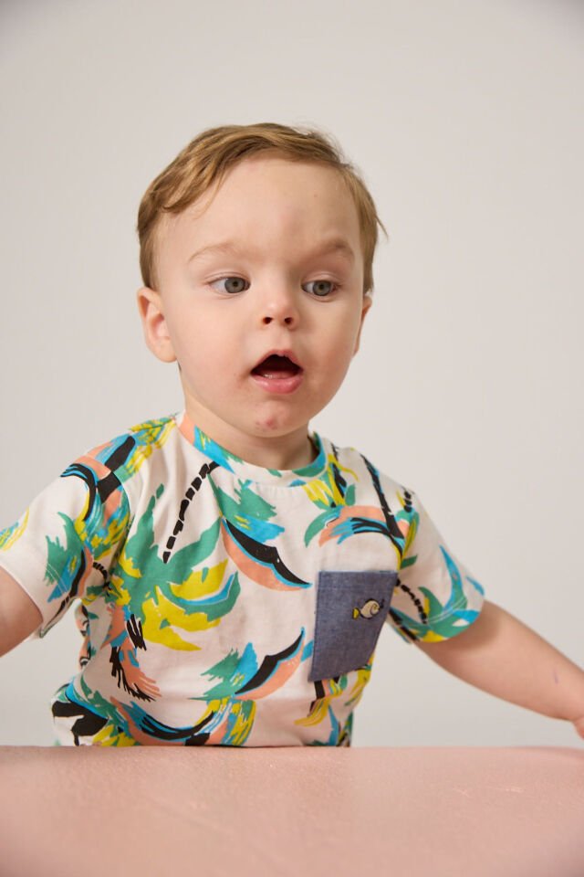 Renkli ve Desenli Cep Detaylı Erkek Çocuk T-Shirt