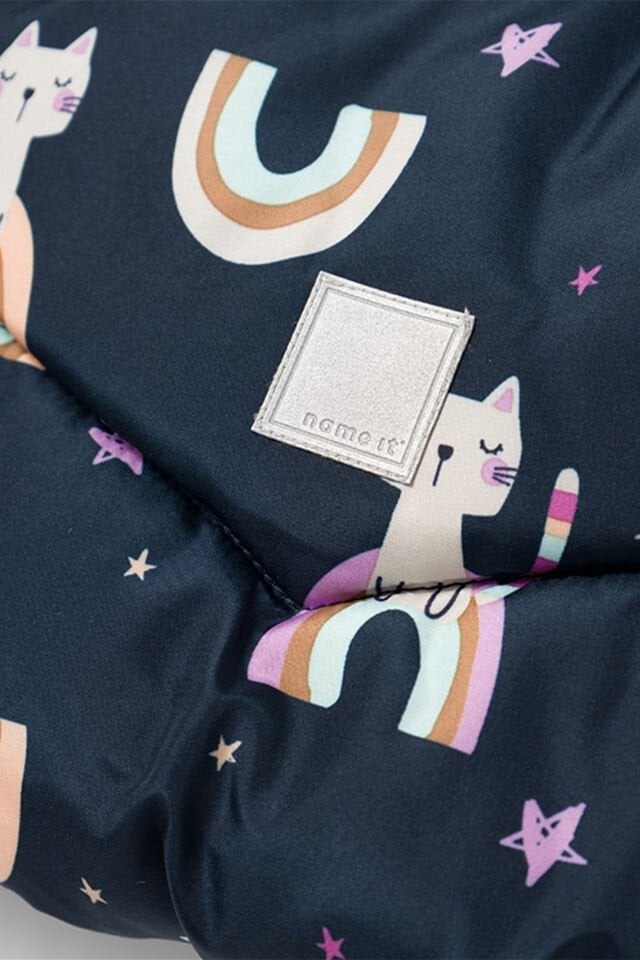 LACİVERT RENKTE GÖKKUŞAĞI VE KEDİ BASKILI ŞİŞME KIZ ÇOCUK MONT
