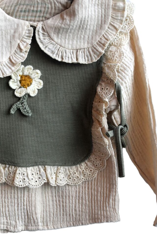 DENIM PANTOLON VE YELEK DETAYLI KIZ BEBEK TAKIM