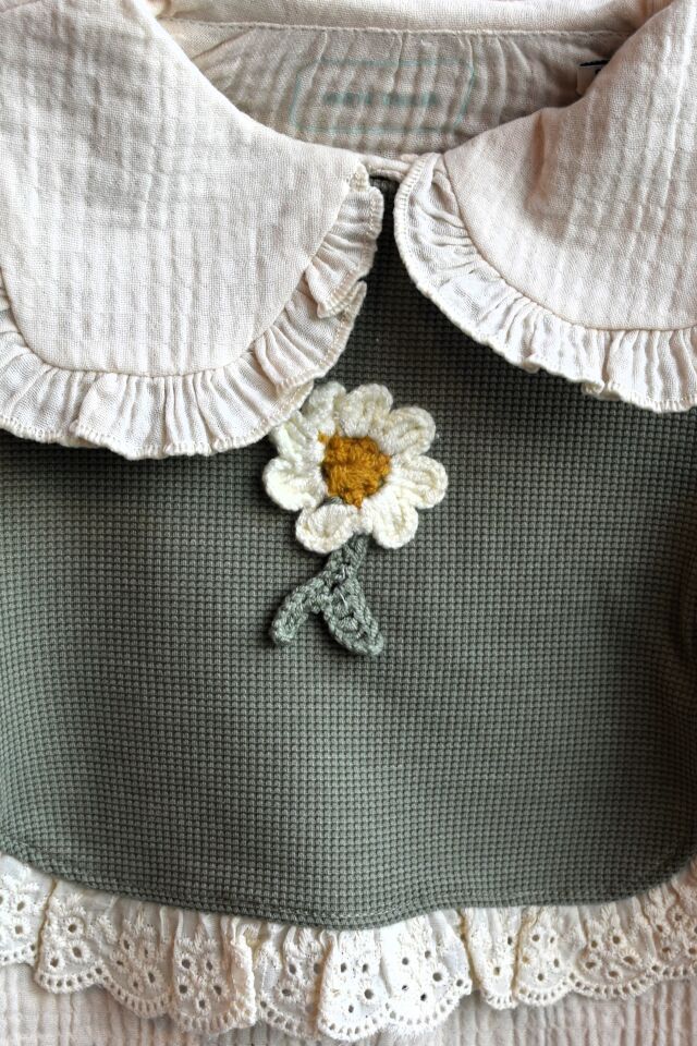 DENIM PANTOLON VE YELEK DETAYLI KIZ BEBEK TAKIM