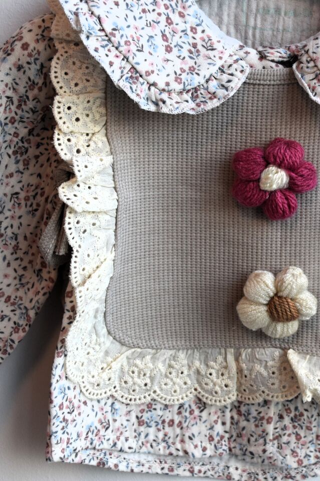 EKRU PANTOLON VE ÇİÇEKLİ GÖMLEK DETAYLI KIZ BEBEK TAKIM