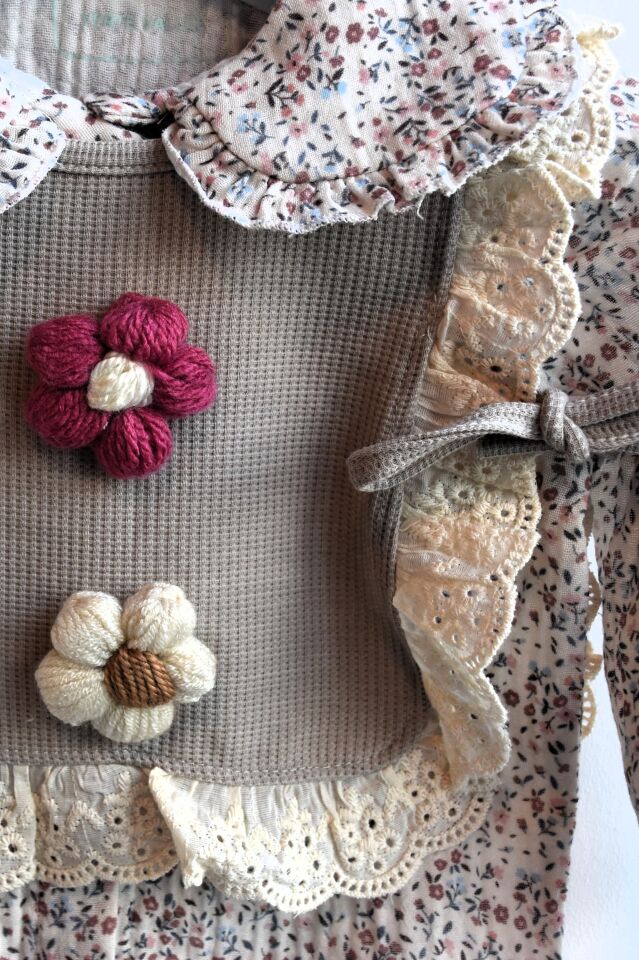 EKRU PANTOLON VE ÇİÇEKLİ GÖMLEK DETAYLI KIZ BEBEK TAKIM