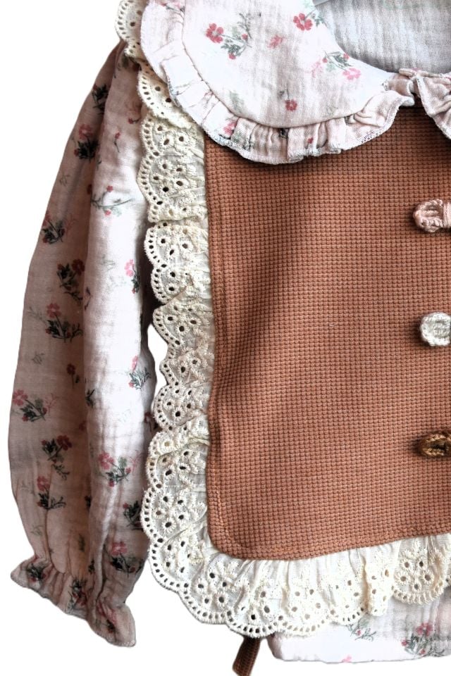 DENIM PANTOLON VE ÇİÇEKLİ GÖMLEK DETAYLI KIZ BEBEK TAKIM