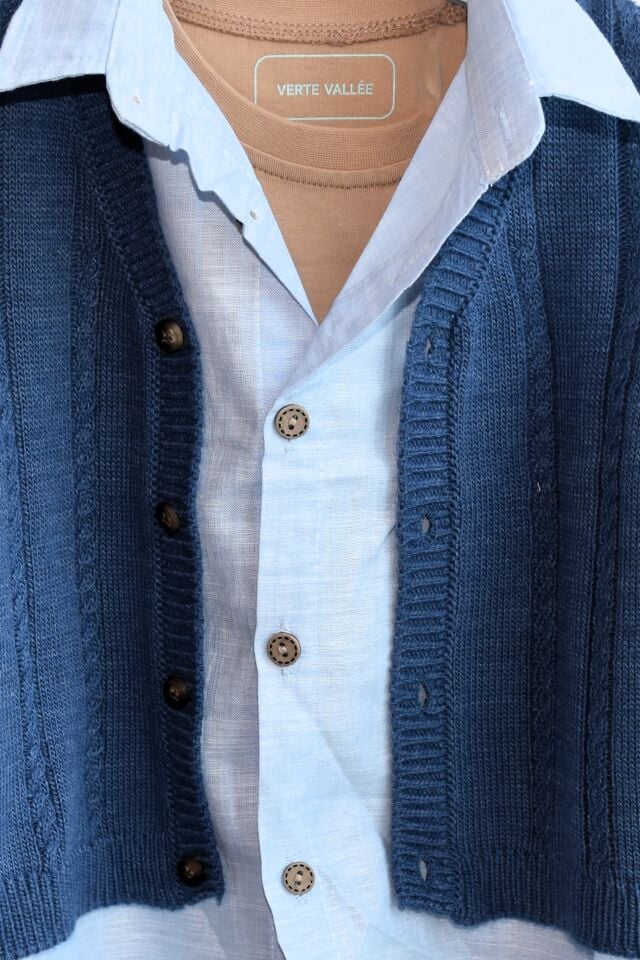 MAVİ HIRKA VE GÖMLEK DETAYLI ERKEK BEBEK TAKIM