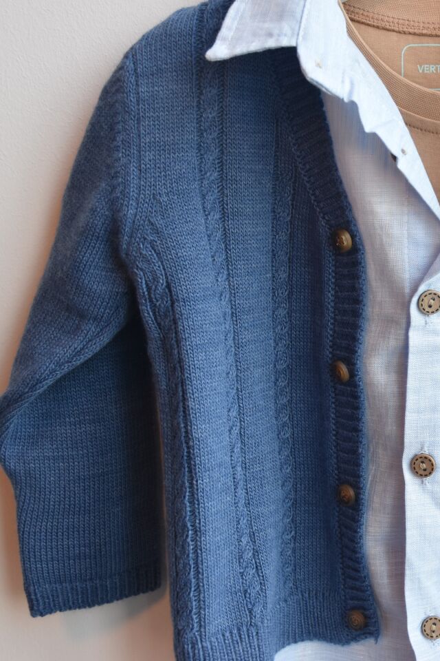 MAVİ HIRKA VE GÖMLEK DETAYLI ERKEK BEBEK TAKIM